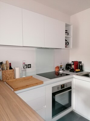 Kühlschrank, Mikrowelle, Ofen, Herdplatte