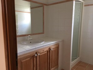 Baignoire, serviettes fournies