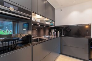 View 1001 | Private kitchen | Full-size fridge, microwave, oven, stovetop