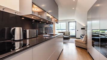 View 1503 | Cuisine privée | Réfrigérateur grande capacité avec congélateur, four à micro-ondes