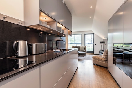 Refrigerador con freezer, microondas, horno, placa de cocina