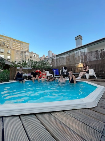Una piscina al aire libre de temporada