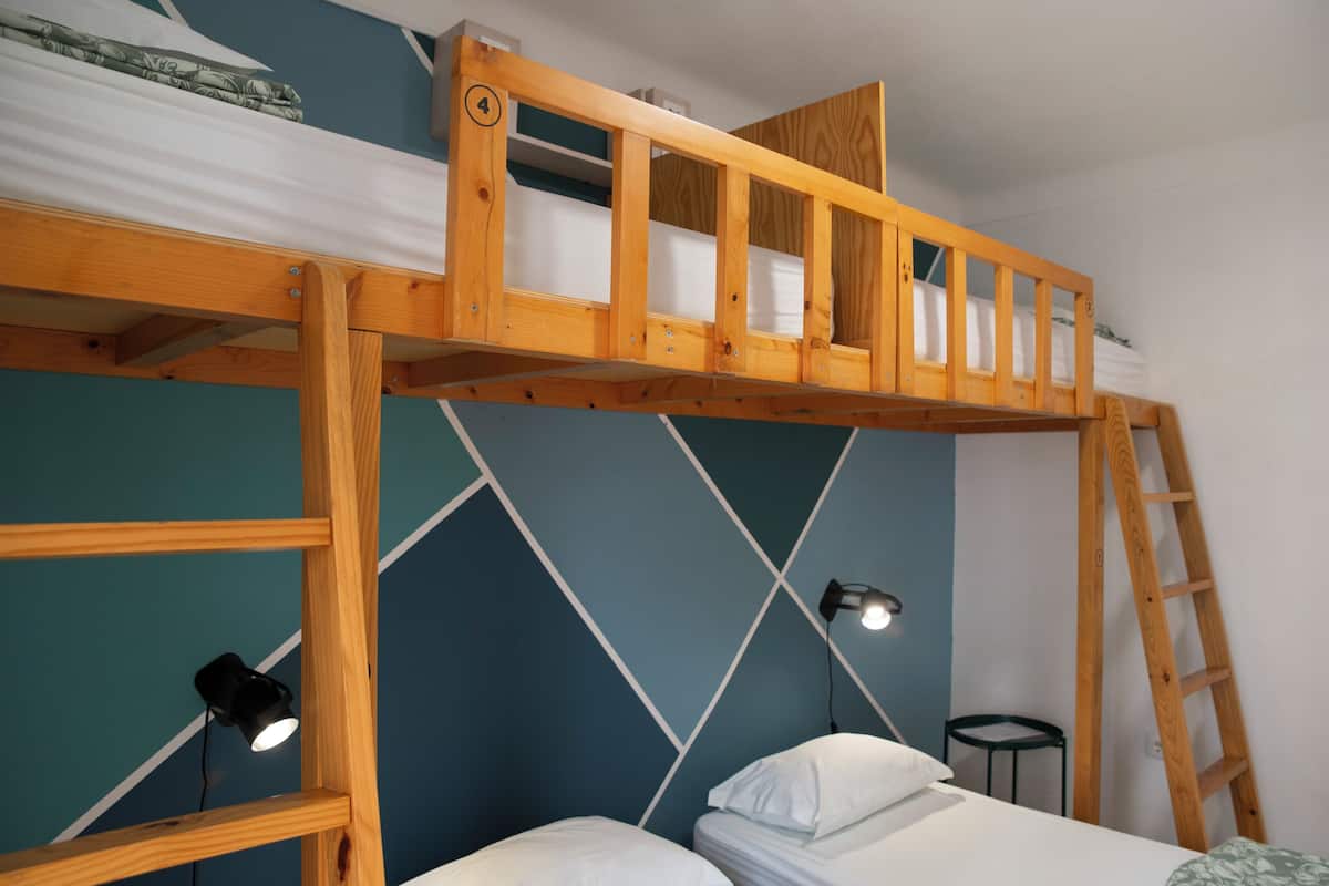 Quartos à prova de som, ferros/tábuas de passar roupa, Wi-Fi de cortesia