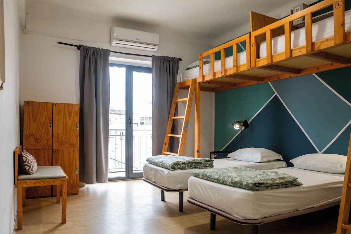Quartos à prova de som, ferros/tábuas de passar roupa, Wi-Fi de cortesia