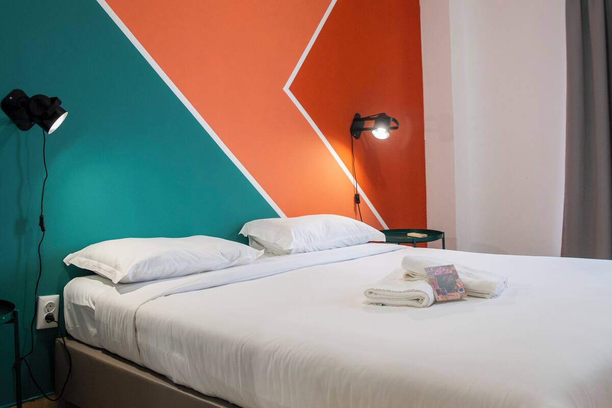 Quarto econômico, sacada | Quartos à prova de som, ferros/tábuas de passar roupa, Wi-Fi de cortesia