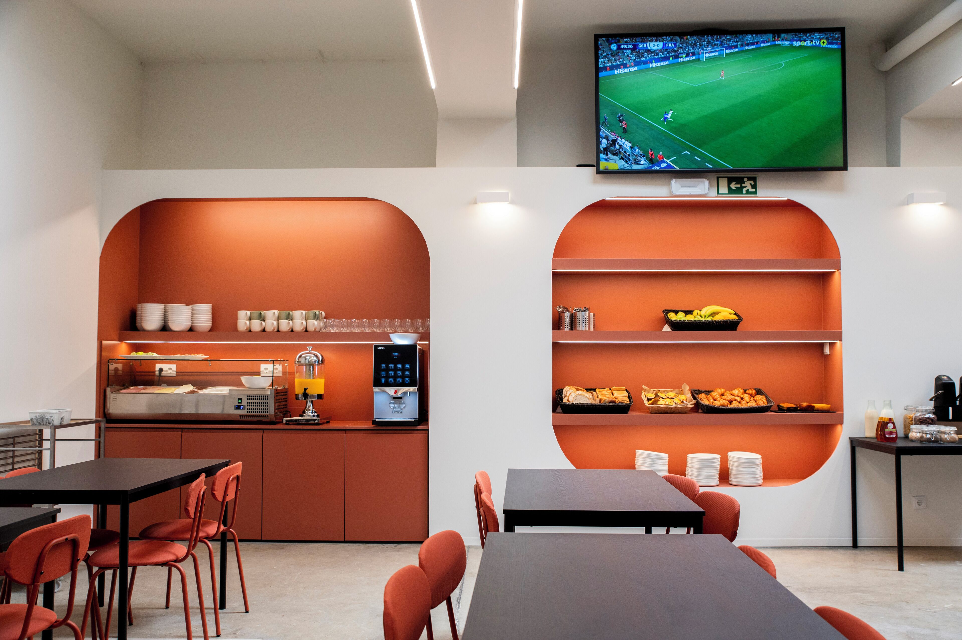 每日供應自助早餐 (每人 EUR9)