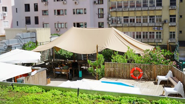 Seasonal outdoor pool - WOT Nomad Social (Lisbon)
