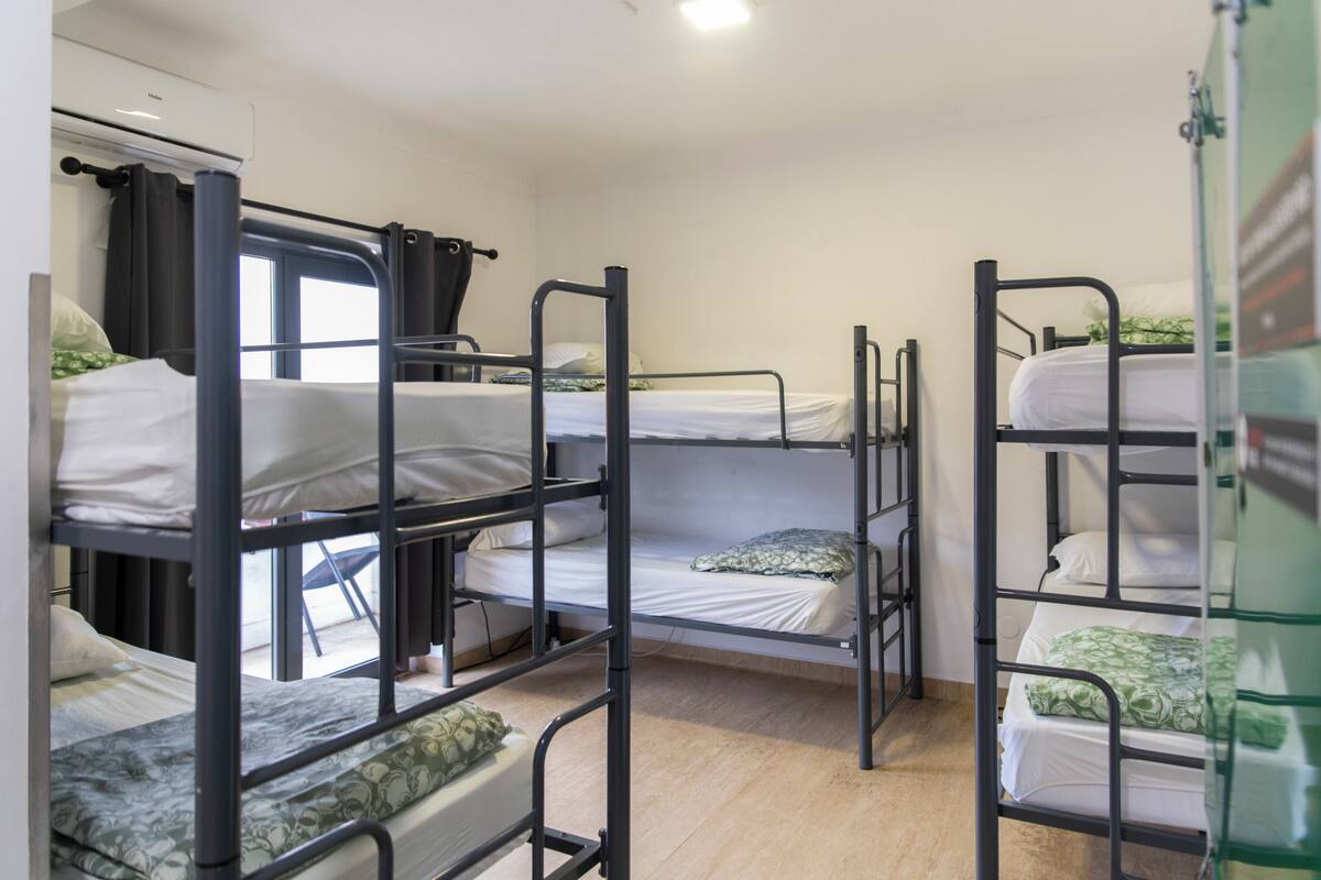 Quartos à prova de som, ferros/tábuas de passar roupa, Wi-Fi de cortesia