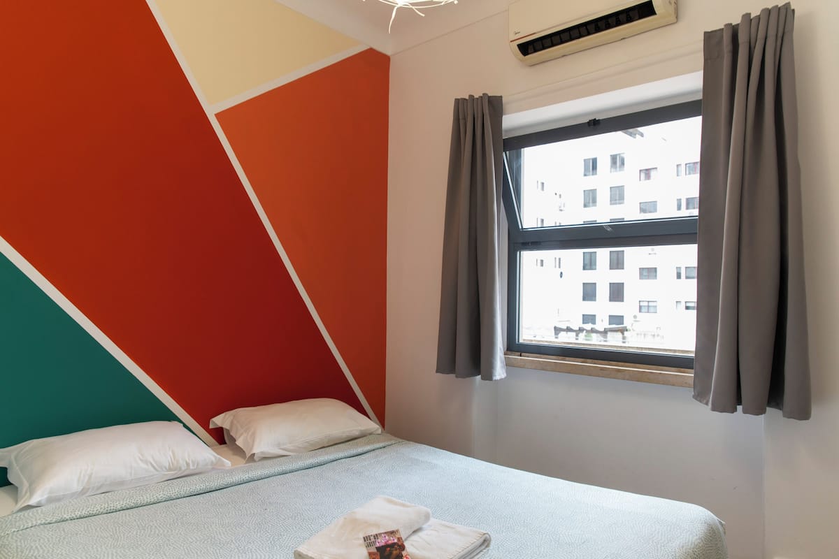 Quarto casal ou duplo básico (private wc) | Quartos à prova de som, ferros/tábuas de passar roupa, Wi-Fi de cortesia