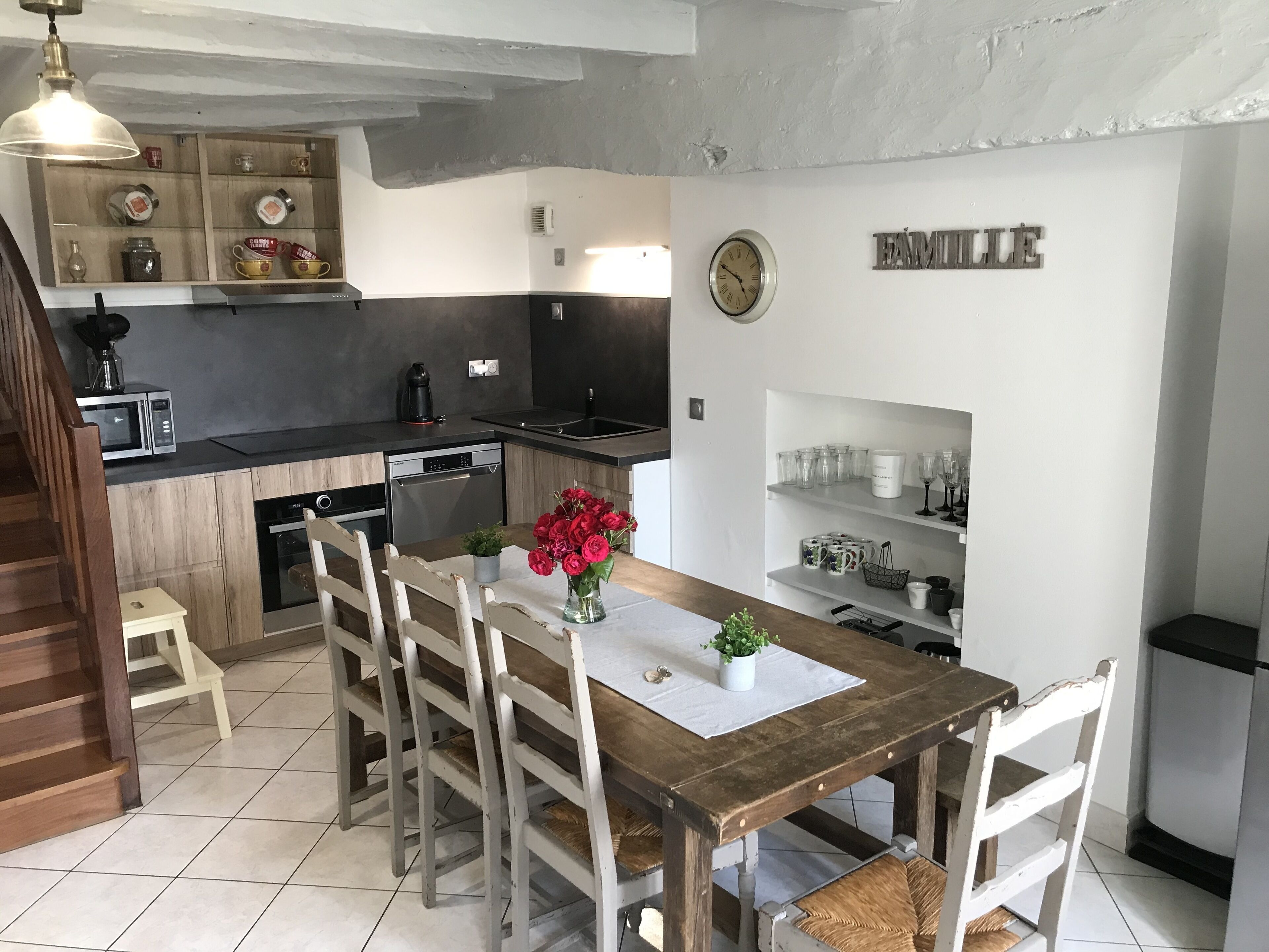 Frigorifero, microonde, forno, piano cottura