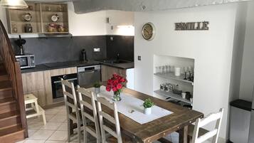 Frigorífic, microones, forn i placa de cuina