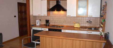 Réfrigérateur, four, lave-vaisselle, cafetiÚre/bouilloire