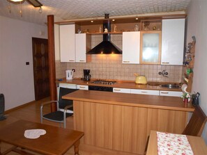 Jääkaappi, uuni, astianpesukone, kahvin-/teenkeitin