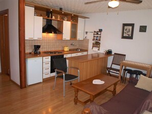 Fridge, oven, dishwasher, coffee/tea maker