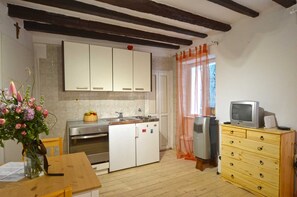 Réfrigérateur, un four, surface de cuisson