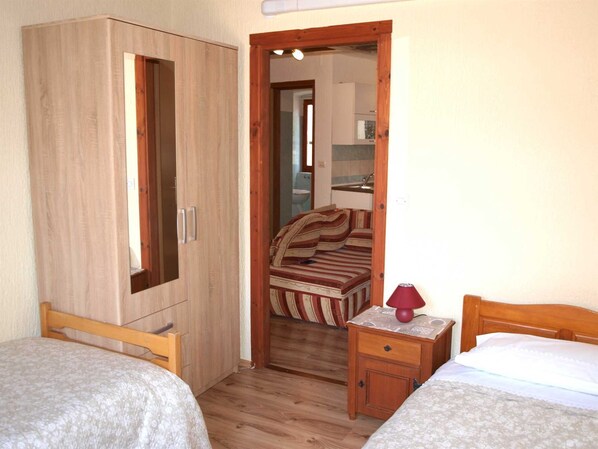 2 makuuhuonetta, silitysrauta/-lauta, ilmainen Wi-Fi