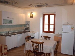 Kühlschrank, Ofen, Geschirrspüler, Wasserkocher mit Kaffee-/Teezubehör