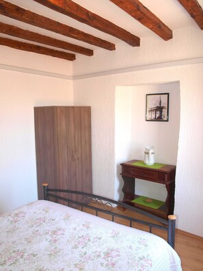 1 bedroom, iron/ironing board, free WiFi