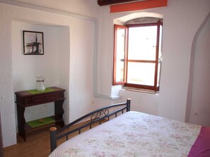 1 bedroom, iron/ironing board, free WiFi