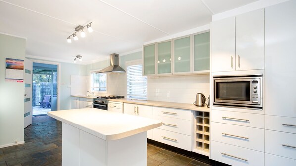 Kjøleskap, mikrobølgeovn, ovn og kokeplater