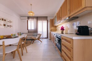 Fridge, oven, dishwasher, coffee/tea maker