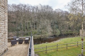 Outdoor dining - 57 Woodland View (Holmfirth)