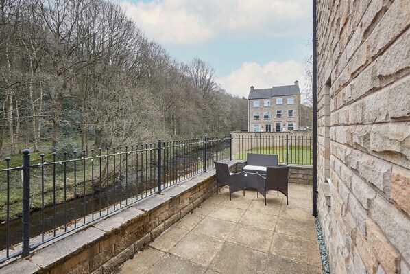 Outdoor dining - 57 Woodland View (Holmfirth)