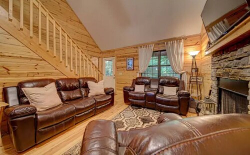 Private 2BR Cabin Fireplace, Deck + Firepit