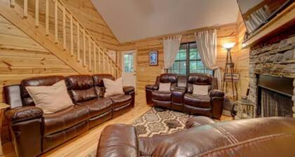 Private 2BR Cabin Fireplace, Deck + Firepit