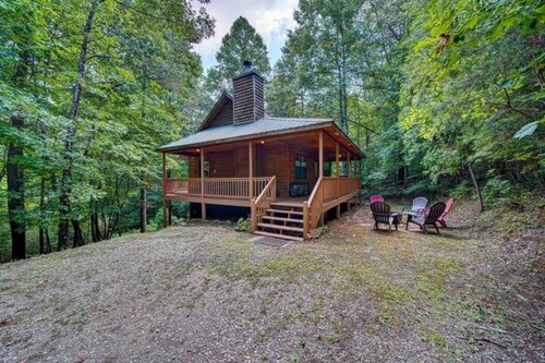 Mountain Top Retreat - Secluded Mountain Cabin close to North Carolina!