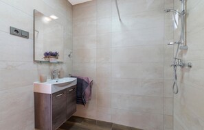 Apartment | Bathroom - Nice Home in Pula With Wifi and 2 Bedrooms (Medulin)