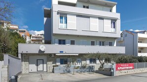 Apartment | Exterior - Stunning Home in Podstrana With Wifi and 1 Bedrooms (Podstrana)