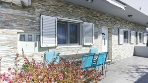Apartment | Exterior - Stunning Home in Podstrana With Wifi and 1 Bedrooms (Podstrana)