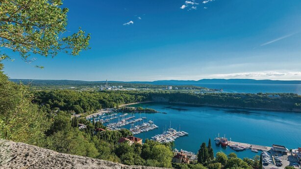 A marina with boats docked, surrounded by greenery and a clear sky. - Beautiful Apartment in Omisalj With 1 Bedrooms and Wifi (Omisalj)