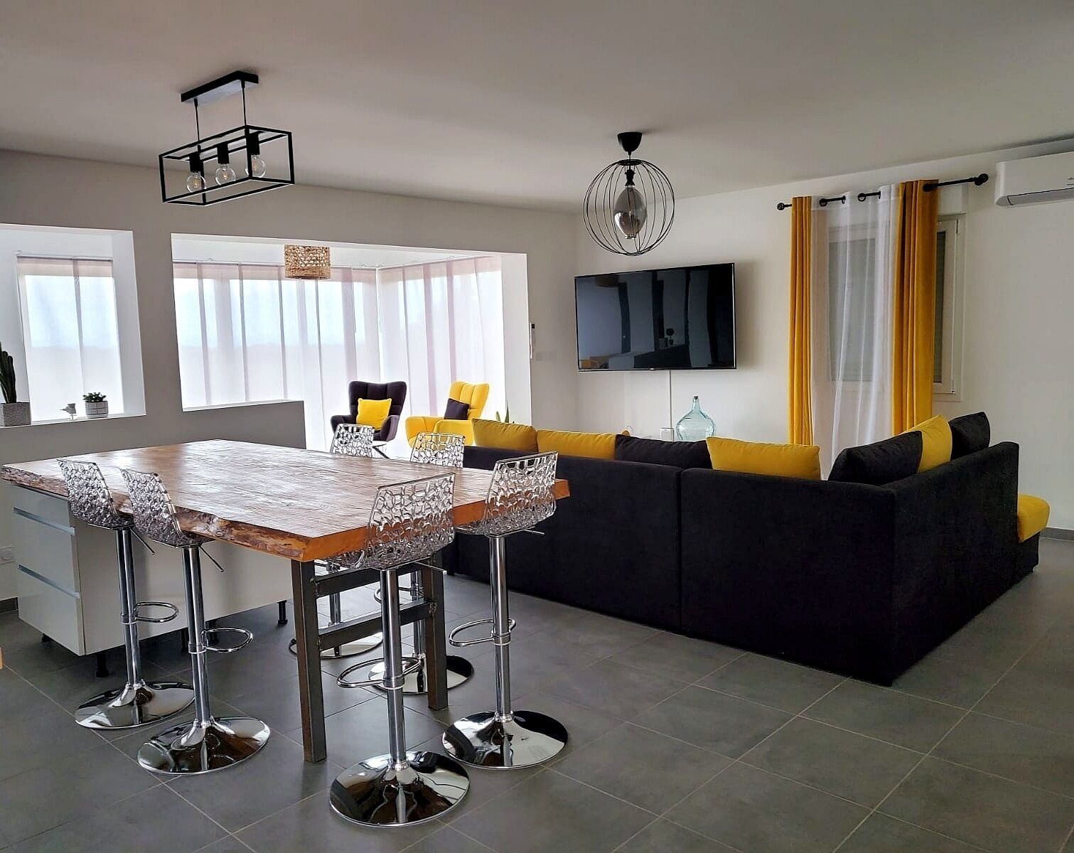 Very pleasant house, relaxing setting, breathtaking view of the Mont Ventoux