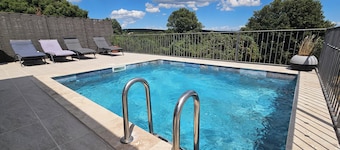 Very pleasant house, relaxing setting, breathtaking view of the Mont Ventoux
