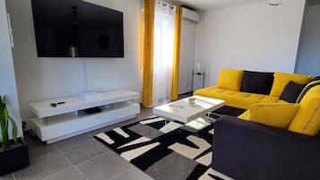 Una Smart TV, un futbolín, libros