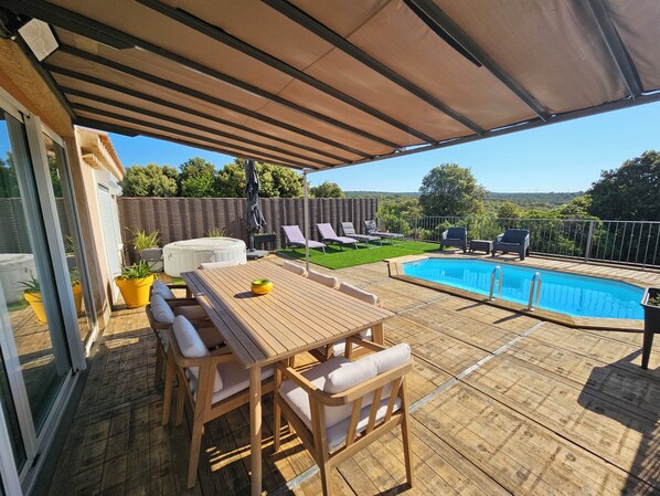 Outdoor dining - Very pleasant house, relaxing setting, breathtaking view of the Mont Ventoux (BIDON)