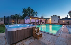 House | Exterior - Beautiful Home in Pula With Wifi and 7 Bedrooms (Pula)