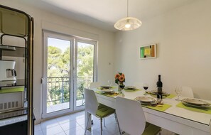 Maison | Cuisine privée | Réfrigérateur, batterie de cuisine, vaisselle et ustensiles