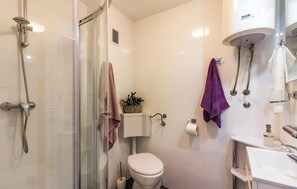 House | Bathroom | Towels - Beautiful Home in Medulin With Wifi and 4 Bedrooms (Medulin)