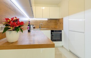 Maison | Cuisine privée | Réfrigérateur, batterie de cuisine, vaisselle et ustensiles