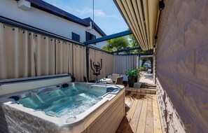 A heated pool - Awesome Home in Vantacici With Jacuzzi, Sauna and Wifi (Malinska-Dubasnica)