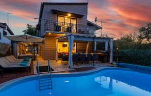 A heated pool - Awesome Home in Vantacici With Jacuzzi, Sauna and Wifi (Malinska-Dubasnica)