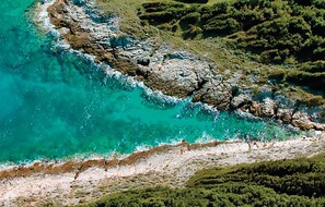 A coastal landscape with rocky terrain and clear turquoise waters. - Beautiful Home in Medulin With Wifi and 0 Bedrooms (Medulin)