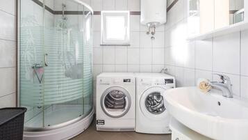 House | Bathroom | Combined shower/tub, towels