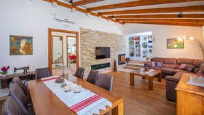 Ferienhaus | Wohnzimmer | Fernseher, Tischfußball, Tischtennisplatte