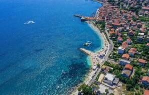 Beach - Nice Home in Kastel Novi With Wifi and 3 Bedrooms (Kastela)