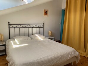 3 slaapkamers, een strijkplank/strijkijzer, reisbedje, gratis wifi