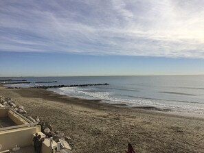 På stranden